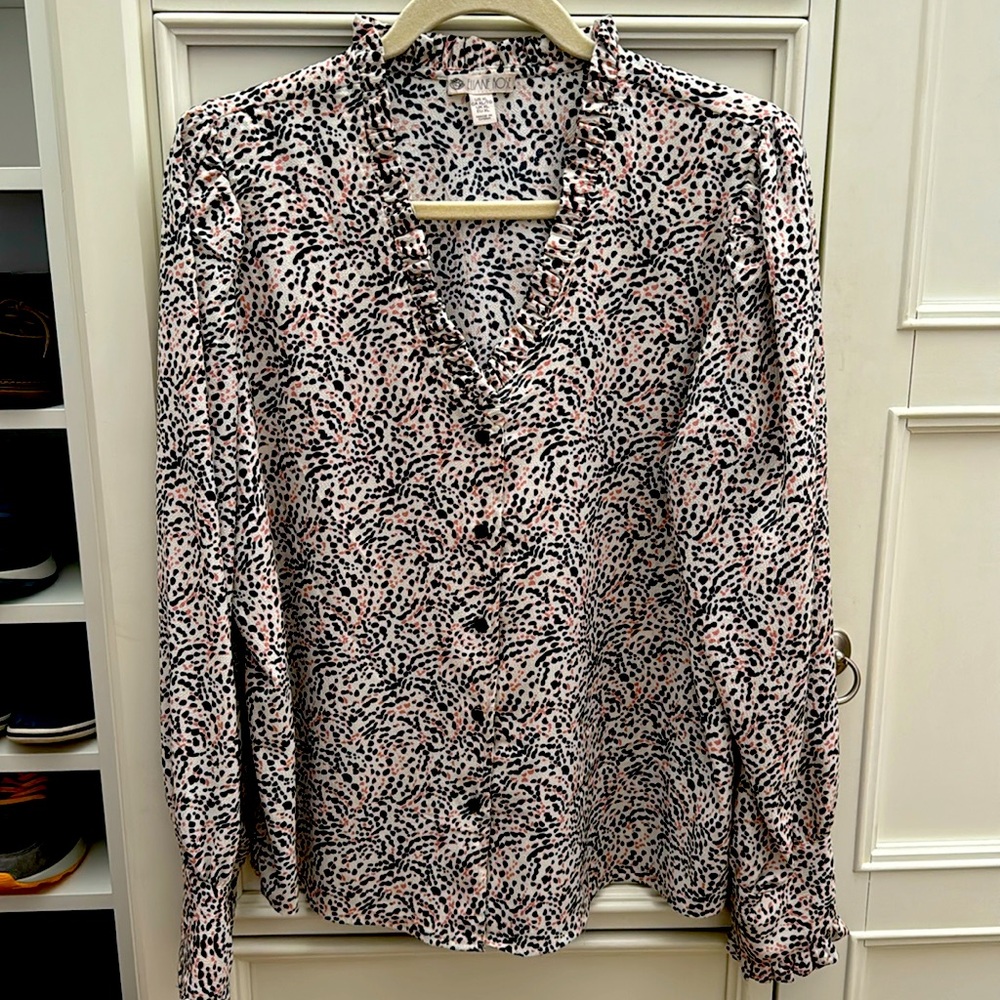 EUC | Eliane Rose XL ruffle v-neck top pink and black pattern blouse